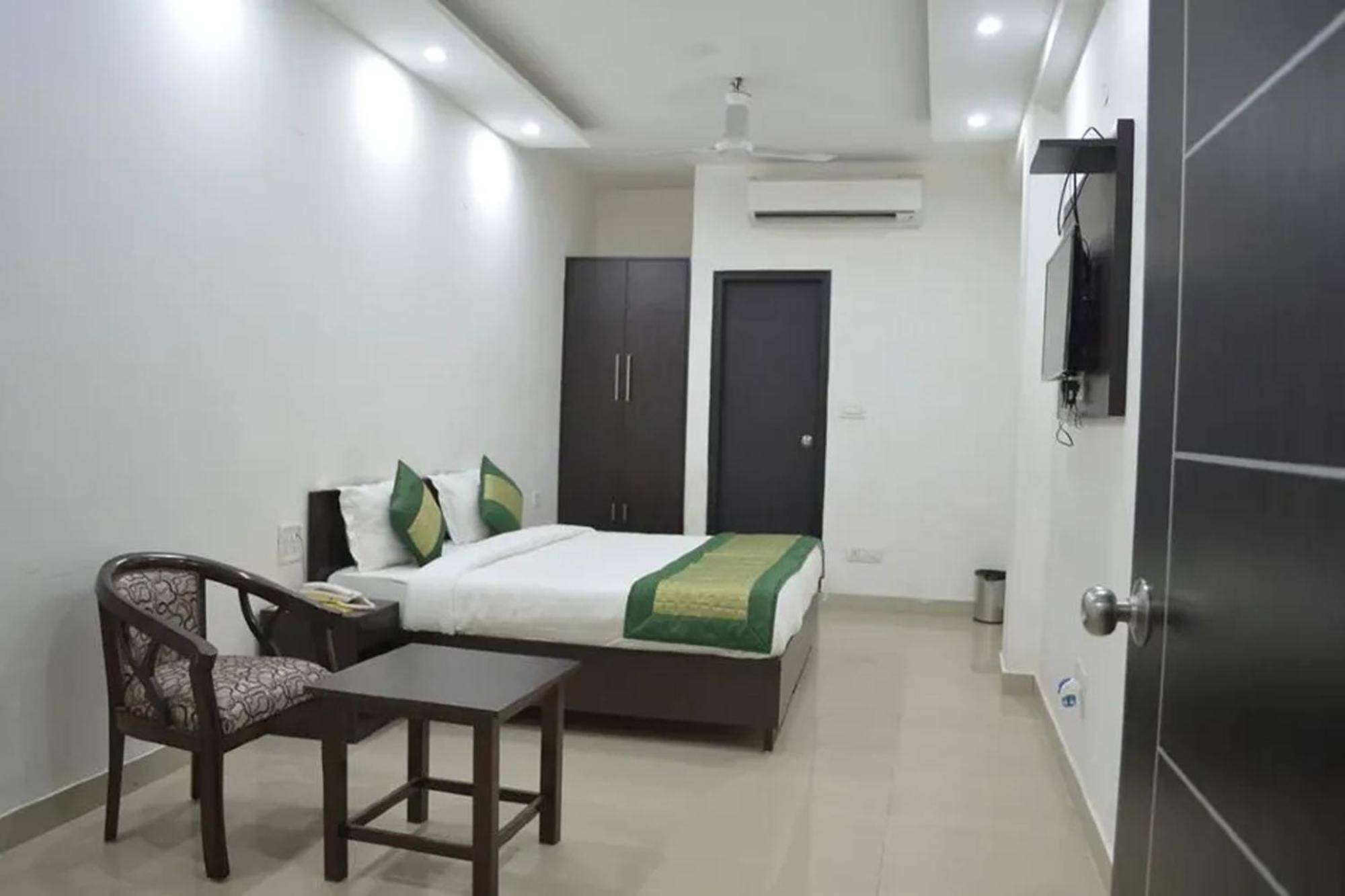 Aravali Residency B&B New Delhi Buitenkant foto
